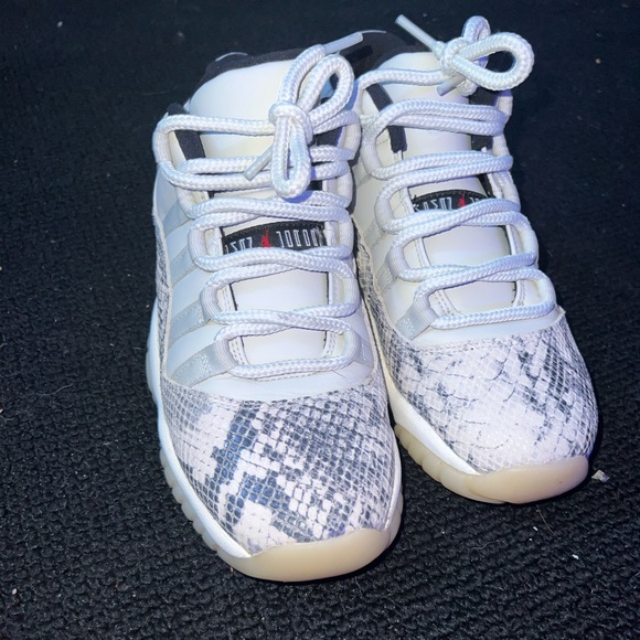 Jordan 11 Low Snakeskin (BONE) - Picture 2 of 4